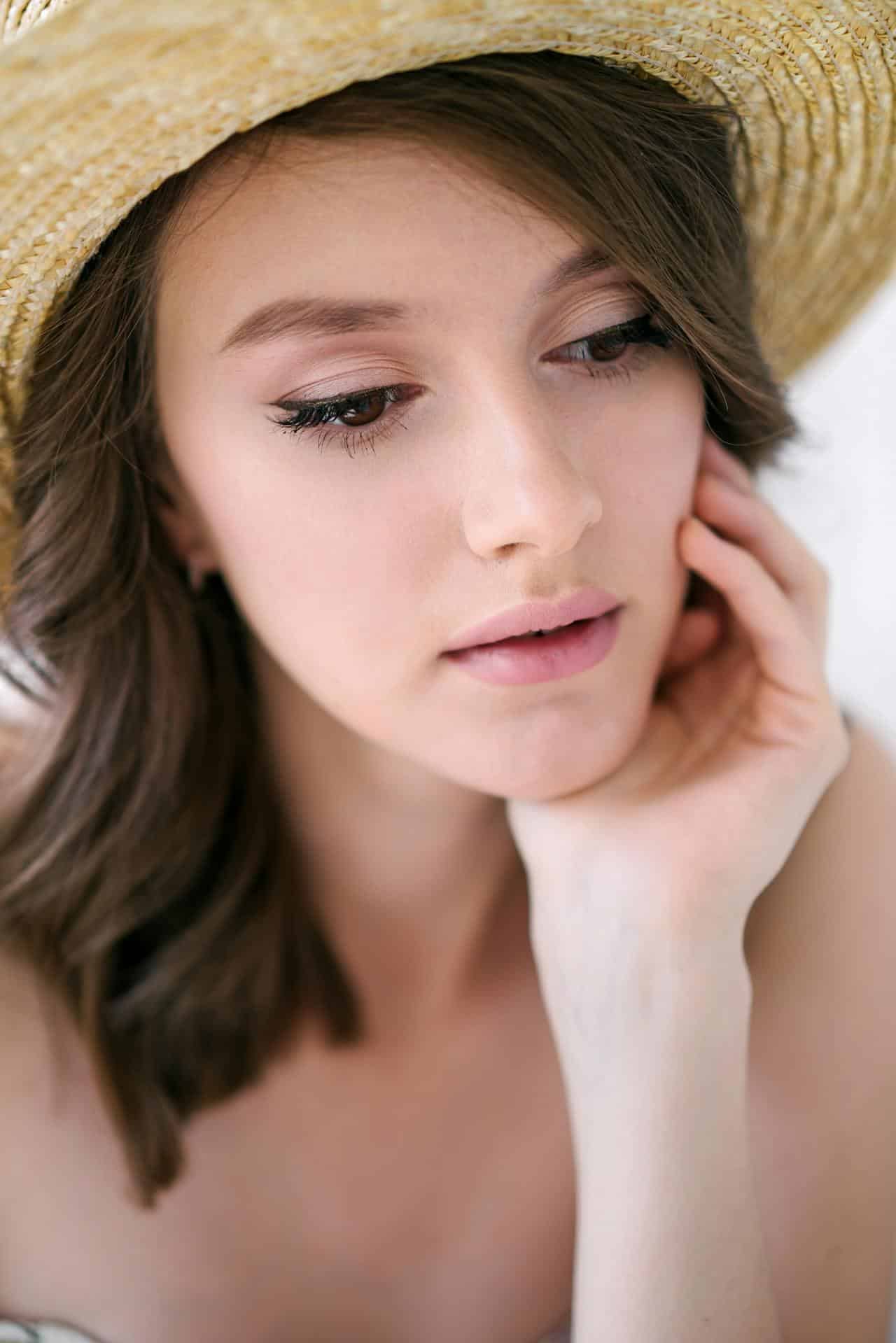 Kobieta z eleganckimi rzęsami– efekt profesjonalnej stylizacji